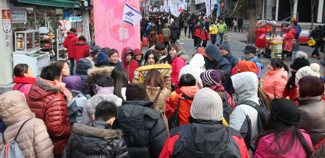A group of Chinese tourists visit the popular shopping district of Myeong-dong, Seoul. Chinese tourists make up about 40 percent of all foreign arrivals in Korea, which reached 14 million for the year on Monday.   Yonhap
A group of Chinese tourists visit the popular shopping district of Myeong-dong, Seoul. Chinese tourists make up about 40 percent of all foreign arrivals in Korea, which reached 14 million for the year on Monday.   Yonhap
