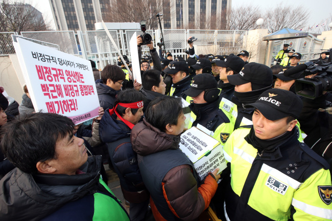 Civic protesters including nonregular employees hold a rally against the government-led comprehensive measures for temporary jobs in central Seoul on Monday. The protesters
argued the policy would create more low-quality nonregular jobs. Yonhap