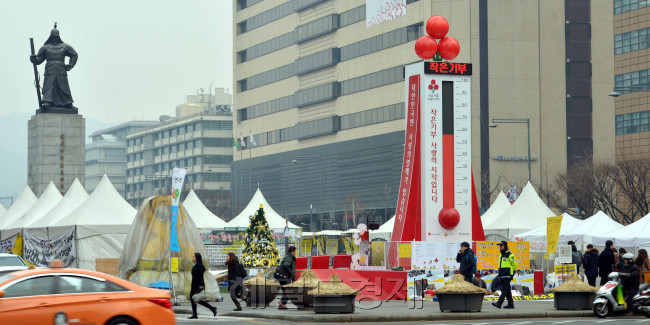 사랑의 온도탑과 세월호 농성장<br />김명섭 기자 msiron@heraldcorp.com
사랑의 온도탑과 세월호 농성장
김명섭 기자 msiron@heraldcorp.com
사랑의 온도탑과 세월호 농성장
김명섭 기자 msiron@heraldcorp.com