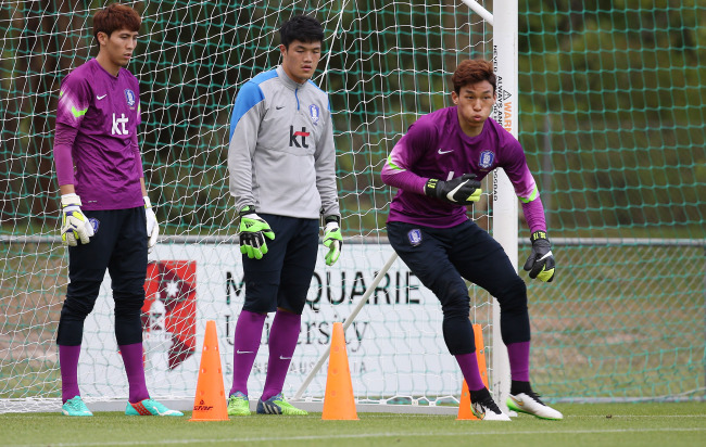 Korea’s goalkeepers Kim Seung-gyu (from left), Jung Sung-ryong and Kim Jin-hyeon take part in a practice session in Sydney, Australia.   Yonhap