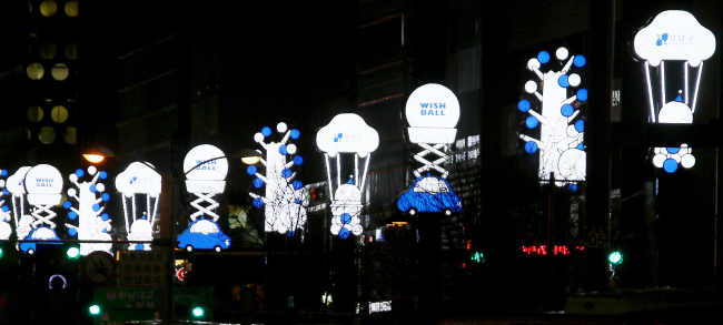 <YONHAP PHOTO-0095> 강남구, 새해 희망메시지 담은 '위시 볼' 설치 (서울=연합뉴스) 서울 강남구는 오는 31일까지 신논현역에서 강남역 사거리까지 양방향 인도에 60개의 초대형 '위시 볼(Wish Ball)'을 설치해 시민들의 새해 희망 메시지를 적어 넣는 이벤트를 진행하고 있다고 30일 밝혔다. 강남구는 오는 31일 밤 새해 맞이'카운트 다운 세리머니' 때위시 볼을 하늘로 떠올리는 이벤트를 펼칠 계획이다. 2014.12.30 << 강남구청 제공 >> photo@yna.co.kr/2014-12-30 07:27:34/ <저작권자 ⓒ 1980-2014 ㈜연합뉴스. 무단 전재 재배포 금지.>
<YONHAP PHOTO-0095> 강남구, 새해 희망메시지 담은 '위시 볼' 설치 (서울=연합뉴스) 서울 강남구는 오는 31일까지 신논현역에서 강남역 사거리까지 양방향 인도에 60개의 초대형 '위시 볼(Wish Ball)'을 설치해 시민들의 새해 희망 메시지를 적어 넣는 이벤트를 진행하고 있다고 30일 밝혔다. 강남구는 오는 31일 밤 새해 맞이'카운트 다운 세리머니' 때위시 볼을 하늘로 떠올리는 이벤트를 펼칠 계획이다. 2014.12.30 << 강남구청 제공 >> photo@yna.co.kr/2014-12-30 07:27:34/ <저작권자 ⓒ 1980-2014 ㈜연합뉴스. 무단 전재 재배포 금지.>
<YONHAP PHOTO-0095> 강남구, 새해 희망메시지 담은 '위시 볼' 설치 (서울=연합뉴스) 서울 강남구는 오는 31일까지 신논현역에서 강남역 사거리까지 양방향 인도에 60개의 초대형 '위시 볼(Wish Ball)'을 설치해 시민들의 새해 희망 메시지를 적어 넣는 이벤트를 진행하고 있다고 30일 밝혔다. 강남구는 오는 31일 밤 새해 맞이'카운트 다운 세리머니' 때위시 볼을 하늘로 떠올리는 이벤트를 펼칠 계획이다. 2014.12.30 << 강남구청 제공 >> photo@yna.co.kr/2014-12-30 07:27:34/ <저작권자 ⓒ 1980-2014 ㈜연합뉴스. 무단 전재 재배포 금지.>
새해 희망메시지 담은 ‘위시 볼’