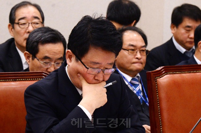 조석 한국수력원자력사장이 30일 오전 국회 산업자원통상위원회에 출석해  원전사이버 위협 현안 및 신고리 3호기 안전사고 현안보고에 앞서  보고자료를 살펴보고 있다.이길동기자.gdlee@heraldcorp.com
조석 한국수력원자력사장이 30일 오전 국회 산업자원통상위원회에 출석해  원전사이버 위협 현안 및 신고리 3호기 안전사고 현안보고에 앞서  보고자료를 살펴보고 있다.이길동기자.gdlee@heraldcorp.com
조석 한국수력원자력 사장이 30일 국회 산업통상자원위원회에 출석해 현안보고 질의에 앞서 심각한 표정으로 서류를 검토하고 있다. 이날 여야 의원들은 원전 기밀을 5번 유출당한 한수원에 대해 안전불감증에 빠져 있다고 질타했다.  이길동 기자/gdlee@