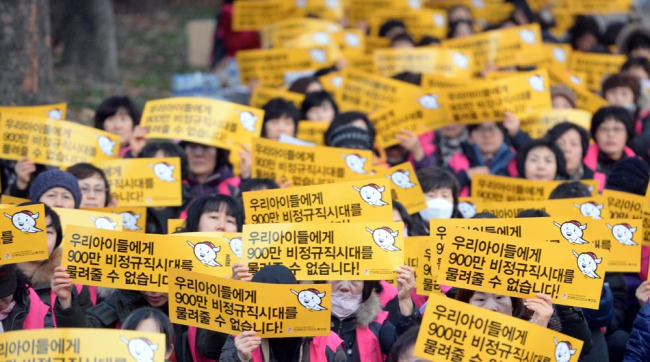 Contract workers at schools in Daejeon stage a rally in front of the Daejeon Office of Education in November, demanding full-time work status and an improvement in labor conditions.   Korea Nonregular School Employees’ Union