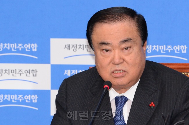 문희상 새정치민주연합 비상대책위원장이 30일 오전 국회 대표회의실에서 열린 취임 100일 기자 간담회에서 모두발언을 하고 있다.이길동기자.gdlee@heraldcorp.com
문희상 새정치민주연합 비상대책위원장이 30일 오전 국회 대표회의실에서 열린 취임 100일 기자 간담회에서 모두발언을 하고 있다.이길동기자.gdlee@heraldcorp.com