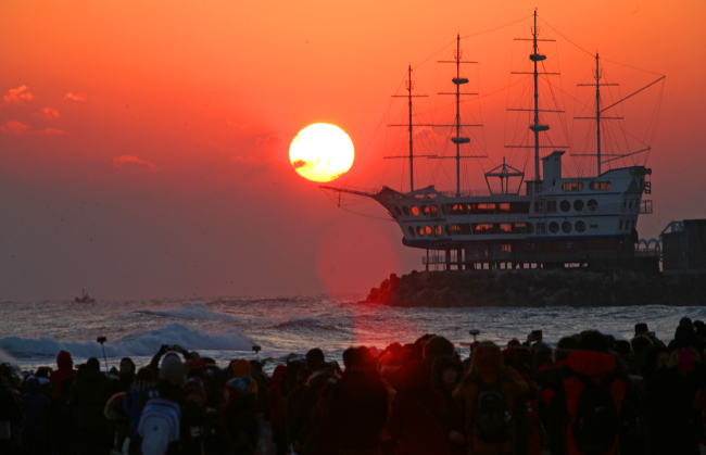 The sunrise as seen from Jeongdongjin, Gangwon Province.   Yonhap
The sunrise as seen from Jeongdongjin, Gangwon Province.   Yonhap