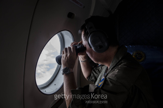 인도네시아 수색팀이 30일(현지시간) 자바해 상공을 비행하며 실종기 잔해를 찾고 있다. [게티이미지]