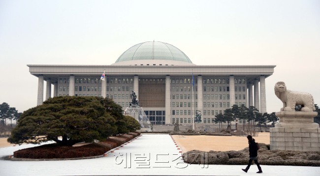 눈내린 국회 .이길동기자.gdlee@heraldcorp.com
눈내린 국회 .이길동기자.gdlee@heraldcorp.com
눈내린 국회 .이길동기자.gdlee@heraldcorp.com
