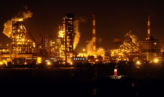 A night view of POSCO’s plant in Pohang, North Gyeongsang Province (Bloomberg)