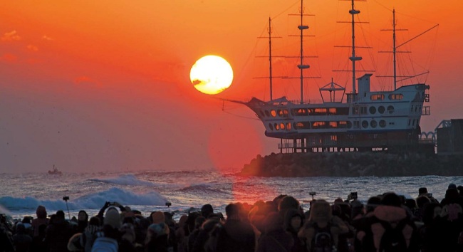 The sunrise as seen from Jeongdongjin, Gangwon Province (Yonhap)