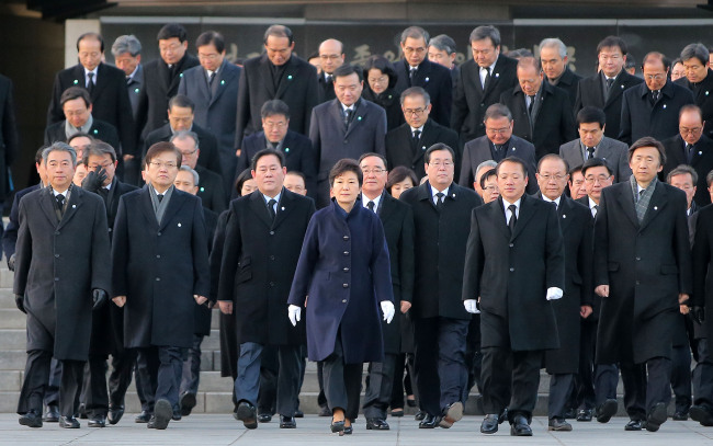President Park Geun-hye leaves Hyeonchungtap Memorial Tower at the National Cemetery with Cabinet members and presidential secretaries after paying her respects to fallen war heroes and patriots on Thursday.   Yonhap