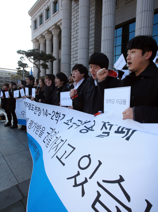 STUDENT PROTEST AT HUFS ― Students at Hankuk University of Foreign Studies on Wednesday protest the university’s decision to apply a curved grading system to all classes at the university campus in Seoul.    Yonhap