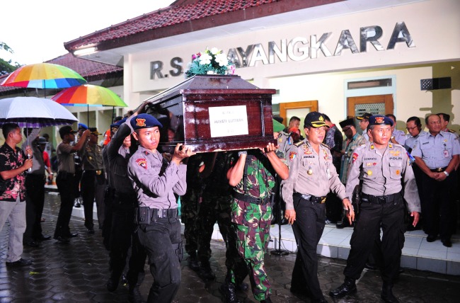 Indonesian police carry the coffin of Hayati Lutfiah Hami in Surabaya, Indonesia, Thursday.   Xinhua-Yonhap