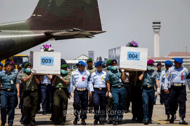 지난 1일 인도네시아 수라바야에서 인도네시아 군인들이 추락한 에어아시아기 (QZ8501)의 희생자 시신을 운구하고 있다.
[사진=게티이미지]
