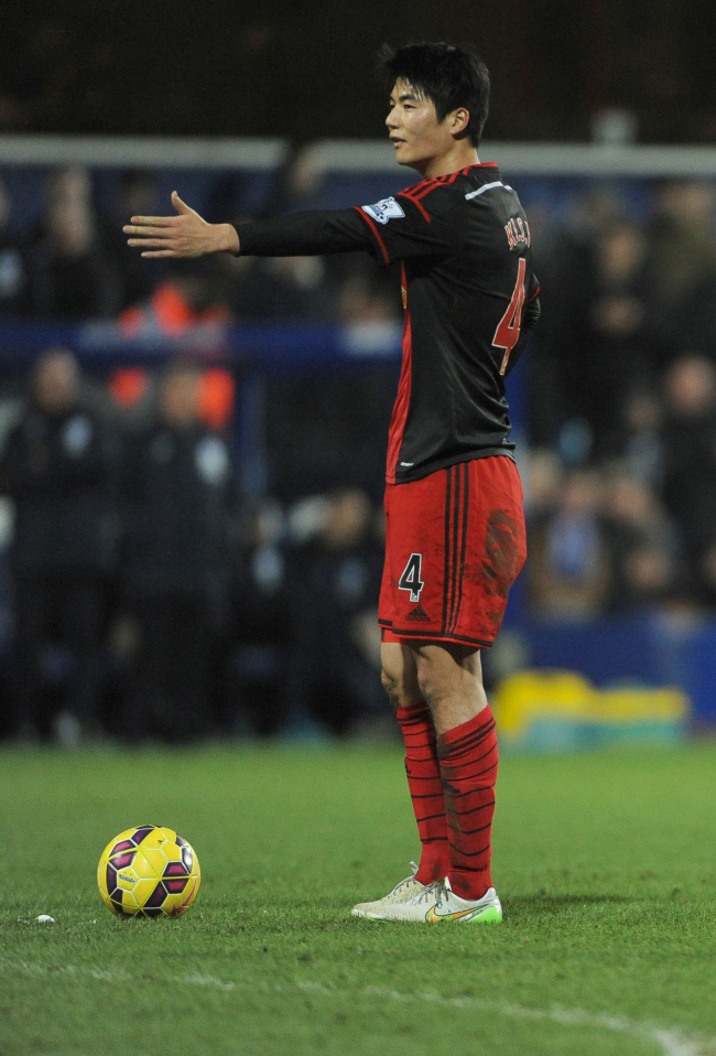 Swansea City’s Ki Sung-yueng lines up a free kick on Thursday.   AP-Yonhap