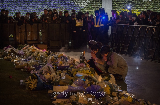 중국 상하이에서 1일 시민들이 새해 전야 신년맞이 행사에서 압사로 숨진 36명을 기리고 있다. [사진=게티이미지]