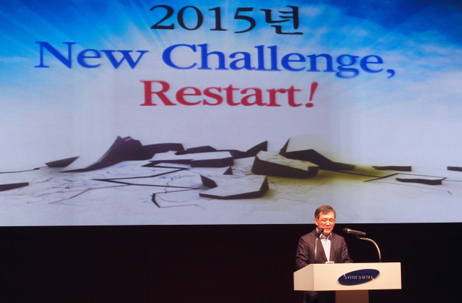 Samsung Electronics vice chairman Kwon Oh-hyun speaks to employees at a New Year ceremony Friday.   Yonhap