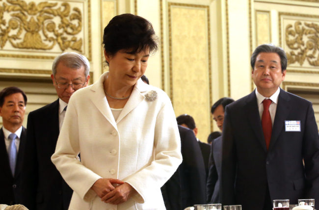 President Park Geun-hye, Saenuri chairman Rep. Kim Moo-sung (right) and Supreme Court Chief Justice Yang Seung-tae (left) attend a New Year meeting at Cheong Wa Dae on Friday.   Yonhap