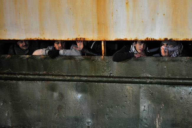 Some 500 Syrian would be immigrants arrive aboard the Ezadeen ship at Corigliano harbor on Friday.  AFP-Yonhap