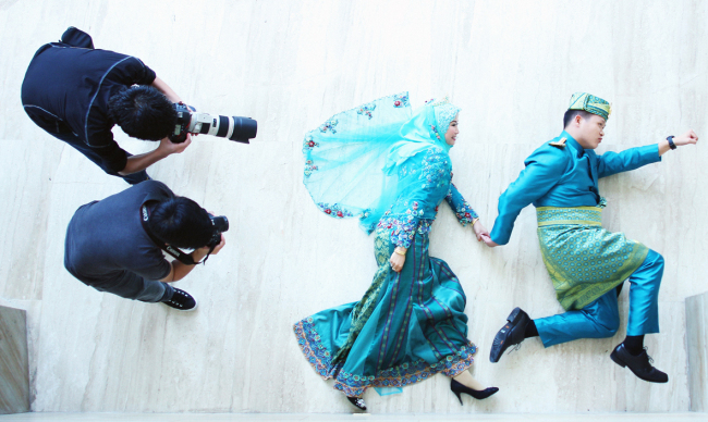 “Capturing free-flowing thoughts in a photograph,” a work by Muhammad Haziq Bin Haji Sahminan from Brunei Darussalam, illustrates the “endless imagination occurring inside an artist’s head before he clicks the shutter button on a camera.” The artist takes photographs of his playful imagination, focusing on people’s idiosyncratic personalities, lifestyles and habits.    ASEAN-Korea Center
