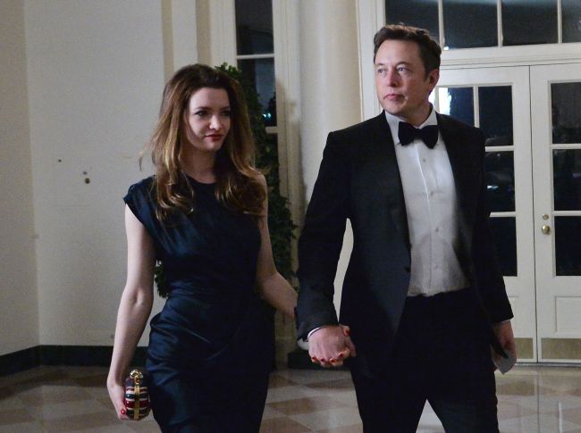 CEO of SpaceX and of Tesla Motors Elon Musk and his wife Talulah arrive at the White House in Washington on Feb. 11.    AFP-Yonhap