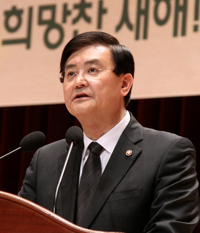 Infrastructure Minister Seo Seung-hwan delivers his New Year’s message on Friday.    Yonhap