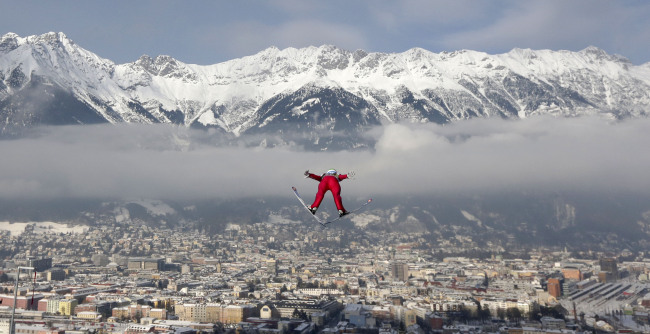 <YONHAP PHOTO-0015> Norway's Anders?Jacobsen soars during the trial jump at the third stage of the four hills ski jumping tournament in Innsbruck, Austria, Saturday, Jan. 3, 2015. (AP Photo/Matthias Schrader)/2015-01-04 06:52:36/ <저작권자 ⓒ 1980-2015 ㈜연합뉴스. 무단 전재 재배포 금지.>
Norway’s Anders Jacobsen soars during a trial jump at the third stage of the Four Hills ski jumping tournament in Innsbruck, Austria, Saturday. The third competition of the Four-Hills Ski jumping event takes place in Innsbruck before the tournament continues in Bischofshofen, Austria.   AP-Yonhap