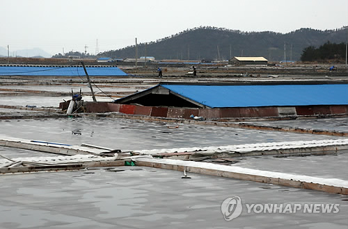 Enslaved people work at a salt farm in Sinui Island, South Jeolla Province. Yonhap