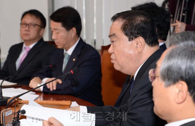 문희상 새정치민주연합 비상대책위원장이 5일 오전 국회에서 열린 비상대책위원회의에서 모두발언을 하고 있다.이길동기자.gdlee@heraldcorp.com
문희상 새정치민주연합 비상대책위원장이 5일 오전 국회에서 열린 비상대책위원회의에서 모두발언을 하고 있다.이길동기자.gdlee@heraldcorp.com
