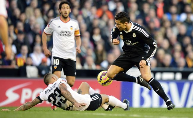 Real Madrid’s Cristiano Ronaldo (right) and Valencia’s Nicolas Otamnedi vie for the ball on Sunday. AFP-Yonhap