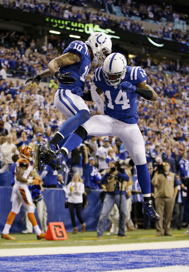 Indianapolis Colts wide receiver Donte Moncrief (left) celebrates his touchdown with teammate Hakeem Nicks on Sunday.   AP-Yonhap