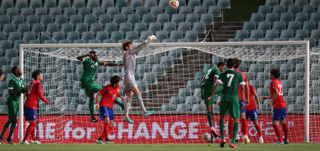 Korea’s goalkeeper Kim Jin-hyeon (center) got the starting nod against Saudi Arabia. Yonhap