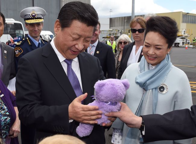 China’s President Xi Jinping (left) and his wife Peng Liyuan are presented with a “Lavender Bear” as they arrive in the Australian city of Hobart.    AFP-Yonhap