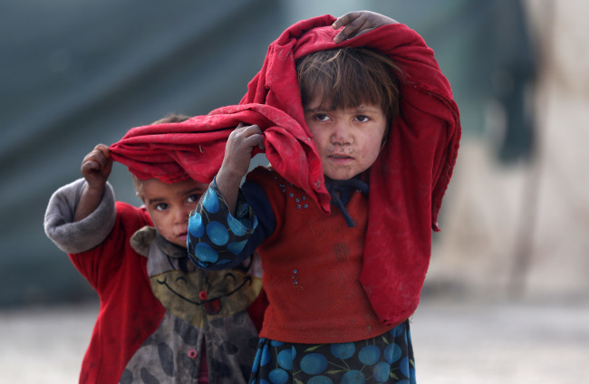 Internally displaced Afghan girls are seen at a camp in Kabul, Afghanistan.    AP-Yonhap