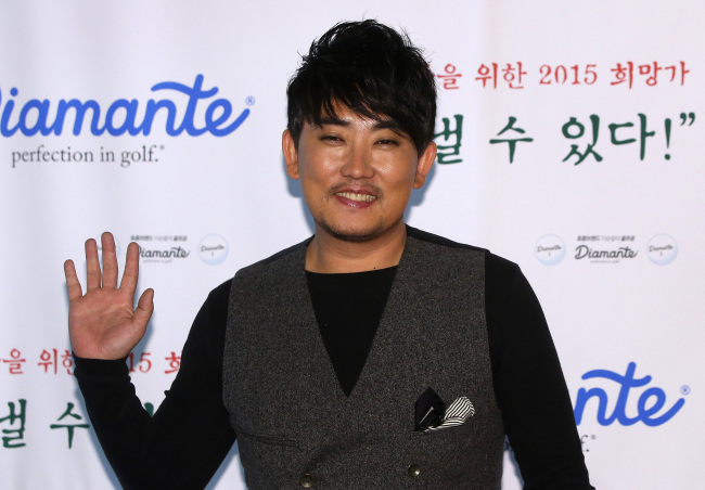 <YONHAP PHOTO-0959> 포즈 취하는 이승철 (서울=연합뉴스) 양지웅 기자 = 가수 이승철이 5일 오후 서울 서대문구 대신동 필름포럼에서 열린 신년 기자간담회에서 포즈를 취하고 있다. 2015.1.5 yangdoo@yna.co.kr/2015-01-05 15:13:54/ <저작권자 ⓒ 1980-2015 ㈜연합뉴스. 무단 전재 재배포 금지.>
Ballad singer Lee Seung-chul poses at a press conference for his upcoming TV documentary, “That Day,” at the Film Forum theater in Seoul on Monday.   Yonhap