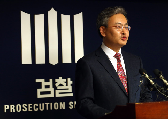 Senior Prosecutor Yoo Sang-beom announces the results of the investigation into the presidential document leak at the Seoul Central District Prosecutors' Office in southern Seoul on Monday. Yonhap