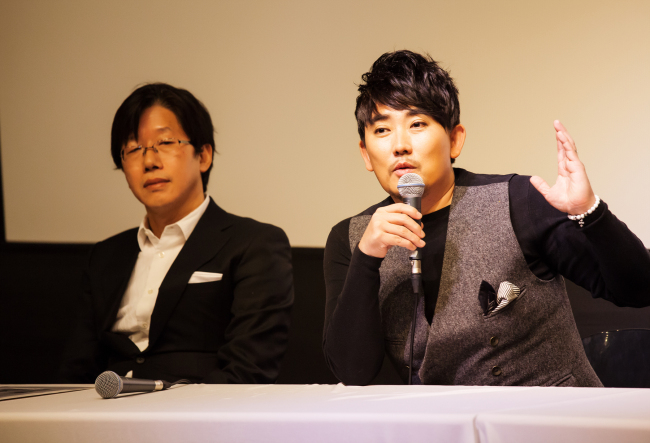 가수 이승철(오른쪽)이 5일 오후 서울 서대문구 대신동 필름포럼에서 열린 KBS 신년특별기획 '이승철과 탈북청년 42인의 하모니-그날에' 기자간담회에 참석해 질문에 답변하고 있다. [사진제공=진앤원뮤직웍스]