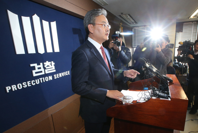 Senior Prosecutor Yoo Sang-beom announces the results of the investigation into the presidential document leak at the Seoul Central District Prosecutors` Office in southern Seoul on Monday.  (Yonhap)