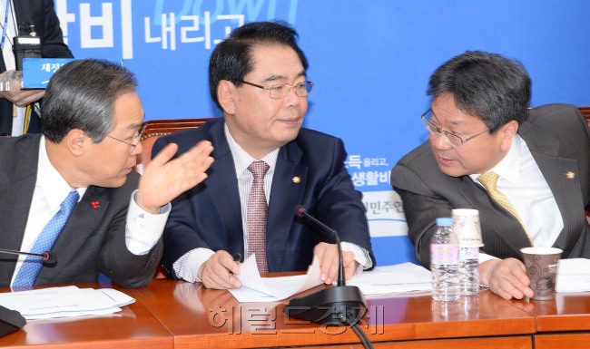 우윤근 새정치민주연합 원내대표가 6일 오전 국회에서 열린 원내대책회의에서 강기정의원과 이야기를 하고 있다.이길동기자.gdlee@heraldcorp.com
우윤근 새정치민주연합 원내대표가 6일 오전 국회에서 열린 원내대책회의에서 강기정의원과 이야기를 하고 있다.이길동기자.gdlee@heraldcorp.com