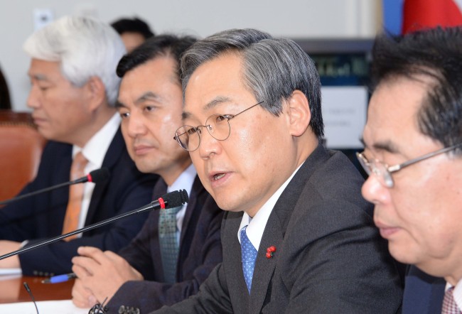 우윤근 새정치민주연합 원내대표가 6일 오전 국회에서 열린 원내대책회의에서 모두발언을 하고 있다.이길동기자.gdlee@heraldcorp.com
우윤근 새정치민주연합 원내대표가 6일 오전 국회에서 열린 원내대책회의에서 모두발언을 하고 있다.이길동기자.gdlee@heraldcorp.com