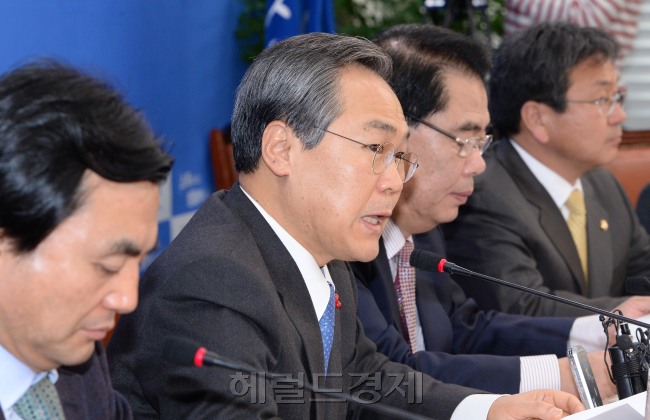 우윤근 새정치민주연합 원내대표가 6일 오전 국회에서 열린 원내대책회의에서 모두발언을 하고 있다.이길동기자.gdlee@heraldcorp.com
우윤근 새정치민주연합 원내대표가 6일 오전 국회에서 열린 원내대책회의에서 모두발언을 하고 있다.이길동기자.gdlee@heraldcorp.com