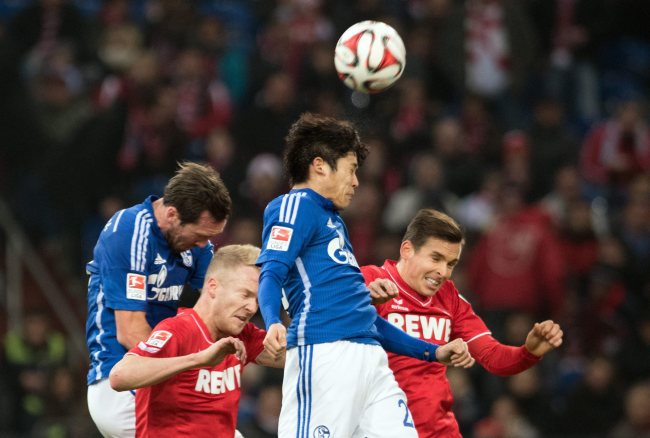 Schalke’s Atsuto Uchida (center).   EPA-Yonhap
