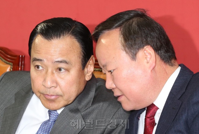 이완구 새누리당 원내대표(왼쪽)가 6일 오전 국회에서 열린 원내대책회의에서 김재원 원내수석부대표와 이야기를 하고 있다.[이길동 기자/gdlee@heraldcorp.com]