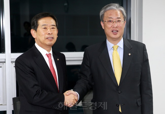 세월호 배·보상법 관련 여야 간사인 새누리당 안효대(왼쪽)·새정치민주연합 유성엽 의원이 6일 국회 의원회관 1간담회의실에서 만나 현안논의에 앞서 악수를 하고 있다.이길동기자.gdlee@heraldcorp.com
세월호 배·보상법 관련 여야 간사인 새누리당 안효대(왼쪽)·새정치민주연합 유성엽 의원이 6일 국회 의원회관 1간담회의실에서 만나 현안논의에 앞서 악수를 하고 있다.이길동기자.gdlee@heraldcorp.com