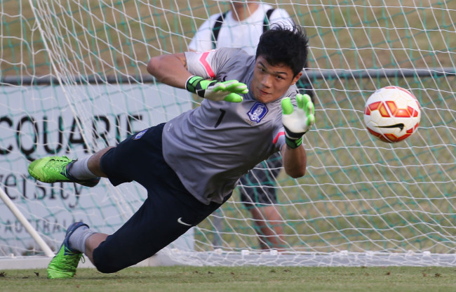 Korea’s goalkeeper Jung Sung-ryong takes part in a practice session.   Yonhap