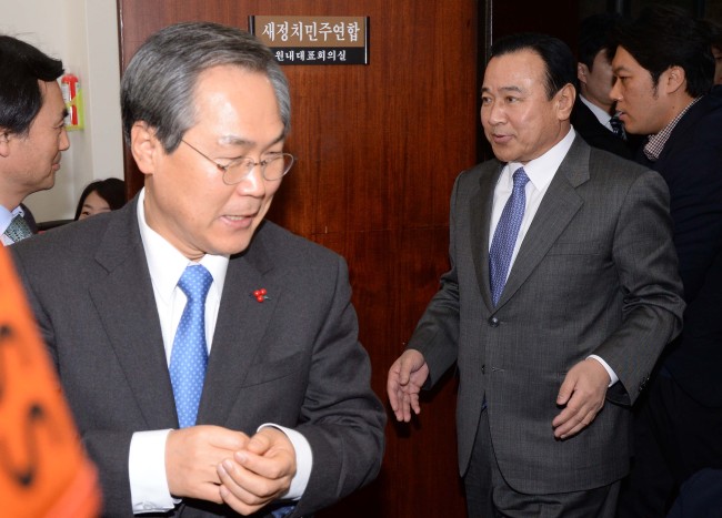 우윤근 새정치민주연합 원내대표와 이완구 새누리당원내대표가 6일 오전 국회 새정치민주연합 원내대표실에서 열린 원내대표 주례회동을 위해 회의장에 들어오고 있다.이길동기자.gdlee@heraldcorp.com
우윤근 새정치민주연합 원내대표와 이완구 새누리당원내대표가 6일 오전 국회 새정치민주연합 원내대표실에서 열린 원내대표 주례회동을 위해 회의장에 들어오고 있다.이길동기자.gdlee@heraldcorp.com