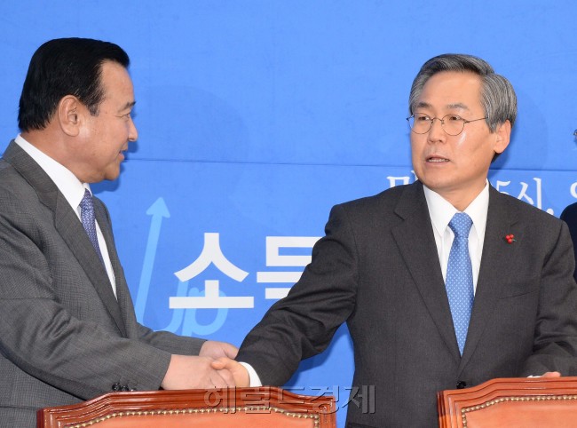 우윤근 새정치민주연합 원내대표와 이완구 새누리당원내대표가 6일 오전 국회 새정치민주연합 원내대표실에서 열린 원내대표 주례회동에 앞서  인사를 하고 있다.이길동기자.gdlee@heraldcorp.com
우윤근 새정치민주연합 원내대표와 이완구 새누리당원내대표가 6일 오전 국회 새정치민주연합 원내대표실에서 열린 원내대표 주례회동에 앞서  인사를 하고 있다.이길동기자.gdlee@heraldcorp.com