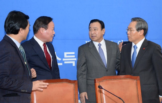 우윤근 새정치민주연합 원내대표와 이완구 새누리당원내대표가 6일 오전 국회 새정치민주연합 원내대표실에서 열린 원내대표 주례회동에서 김재원새누리당 원내수석부대표,안규백새정치연합 원내수석부대표와 이야기를 하고 있다.이길동기자.gdlee@heraldcorp.com
우윤근 새정치민주연합 원내대표와 이완구 새누리당원내대표가 6일 오전 국회 새정치민주연합 원내대표실에서 열린 원내대표 주례회동에서 김재원새누리당 원내수석부대표,안규백새정치연합 원내수석부대표와 이야기를 하고 있다.이길동기자.gdlee@heraldcorp.com