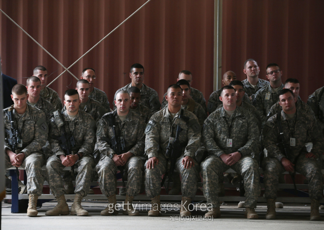 지난해 12월 척 헤이글 미 국방장관의 연설을 듣기 위해 바그다드 국제공항에 모인 미군. [사진=게티이미지]
