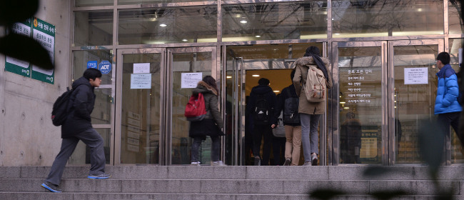 수년째 계속되고 있는 경기불황에 ‘대학수학능력시험-EBS 연계 출제’가 자리잡고, 최근 들어 ‘물 수능(쉬운 수능)’ 출제 경향이 이어지면서 겨울방학을 대목을 맞은 학원가가 울상을 짓고 있다. EBS(교육방송) 교재를 바탕으로 재수생은 독학을, 재학생은 독학이나 인터넷 강의(인강)를 통해 수능을 준비하는 사례가 늘고 있기 때문이다. 사진은 기사 내용과 관련 없음. [헤럴드경제DB]