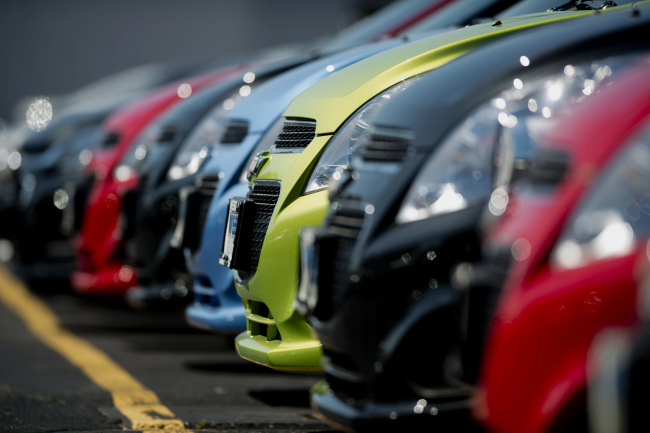 A row of General Motors vehicles sits on the lot at the Webb Chevrolet dealership in Plainfield, Illinois.   Bloomberg